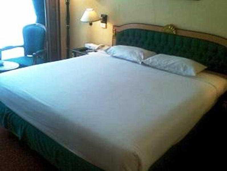Gajahmada Graha Hotel Malang Kültér fotó